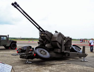 Βίντεο: Το αντιαεροπορικό πυροβόλο όπλο Oerlikon GDF 35mm